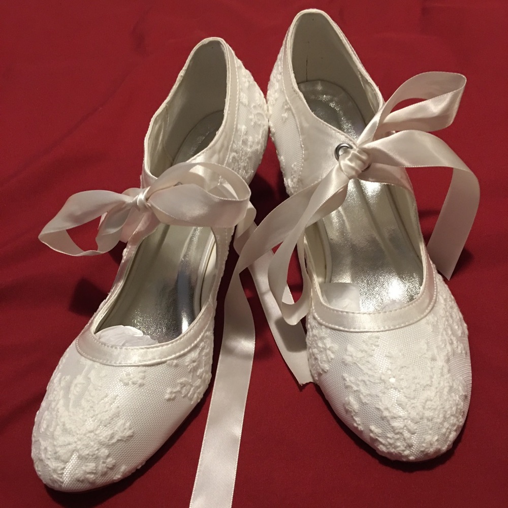 Woman’s size 40 lace wedding/dress heels.